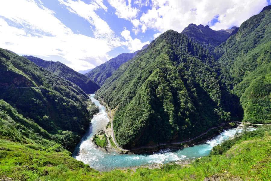 游戏手机巅峰对决，华硕ROG 8和红魔9 Pro