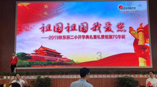 卡车司机因大雪滞留在高速上，当地镇府和热心村民为他们送来吃的